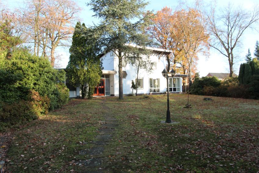 met 5 slaapkamers en 3 badkamers voor een groot gezin. In 2010 zijn de boeiboorden (kunststof) en het plat dak vervangen.