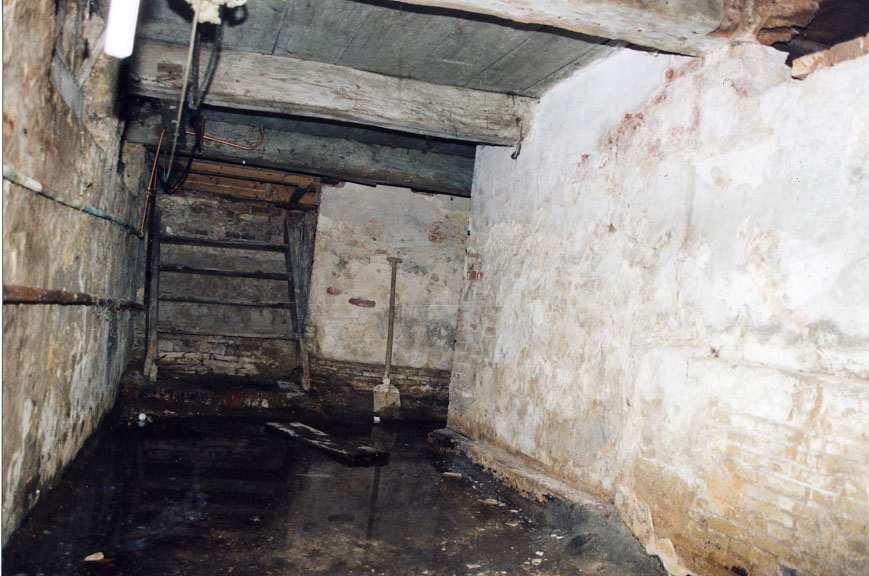 Het plafond (de onderkant van de begane grondvloer) bestaat uit twee delen.