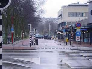 Kruising Zamenhofdreef Thamesdreef voor de auto loopt de weg mooi recht door.