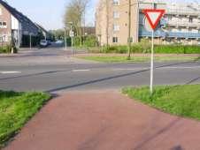 Bij eindhalte bussen de fietsroute in rood asfalt doorzetten fiets expliciet in