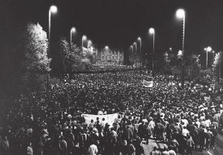 bron 5 De maandagdemonstratie voor vrije verkiezingen in de Oost-Duitse stad Leipzig, in oktober 1989.