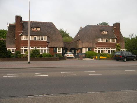 Hybride GOW/ETW met gescheiden fietspaden De meest zuivere vorm van een grijze weg is wellicht het wegtype dat zowel alle kenmerken van een erftoegangsweg (parkeren en toegang adressen langs