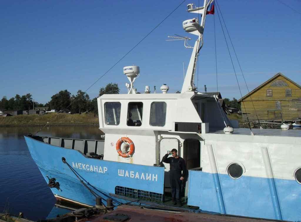 De boot die we genomen hebben met een Russische toeristengroep om op dat eilandje te geraken. {Opmerking Kathy:.