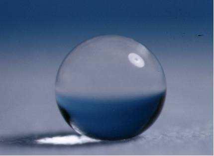 sterkere ADhesieve interactie water-glasoppervlak waterdruppels bol =