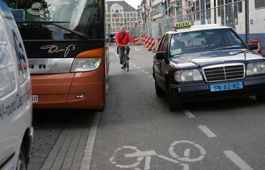 Voorbeeld van een niet Duurzaam Veilig ingerichte route (Rozengracht) met te smalle parkeervakken en een te smalle fietsstrook. Conflicten tussen geparkeerde auto s en fietsers komen hier veel voor.