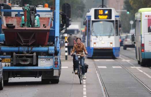 De centrale stad laat onderzoeken of de bromfiets op nog meer plekken van het fietspad geweerd kan worden, met als doel het aantal ongevallen onder bromfietsers te verminderen.