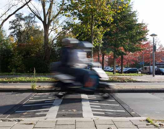 Bijlage 2: Brom- en snorfietsen Brom- en snorfietsen populair Brom- en snorfietsen zijn in opkomst in Amsterdam. Vooral de snorfiets is mede door het ontbreken van een helmplicht zeer populair.