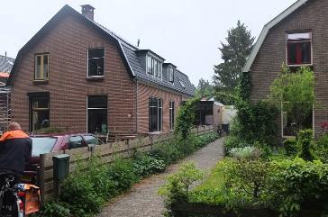 Met name voor de woningen Patrimoniumweg nrs 1 t/m 19 geldt dat deze woningen met hun steile rode pannendaken een fraaie en karakteristieke clustering van dit type woning vormen.