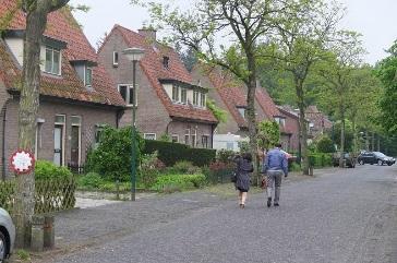 Temeer daar zich dit type woning aan de zuidkant van de straat herhaalt.