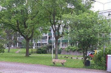 verlegd zodat de weg nu een hoek maakt. In deze oksel ligt een groot parkeerterrein met garageboxen.