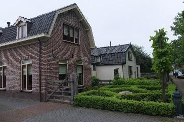andere personeel woonde dat werkte op de verscheidene buitenplaatsen in Doorn en Driebergen. Het buurtje stond bekend als het Roode dorp.
