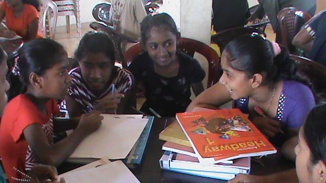 De zusters in Sri Lanka hebben na de burgeroorlog en tsunami een weeshuis en school opgezet, waarmee zij een veilige omgeving bieden voor (door de oorlog)