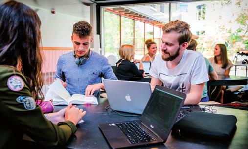 Heb je een professioneel bachelordiploma op zak en wil je een academische master behalen? Dat kan! Via een schakelprogramma kun je doorstromen naar een bepaalde master.