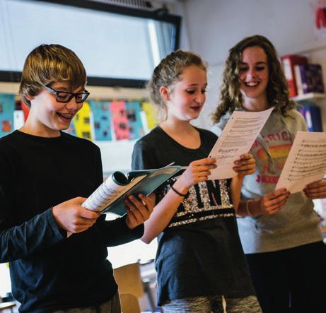 Ons aanbod bestaat uit zowel voorstellingen in het theater als voorstellingen op school.