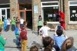 Jarigen mei op onze school. De allerkleinste kleutertjes zorgden voor de muzikale noot voor de jarigen van de maand mei.