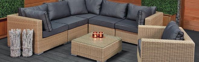 Loungesets Wicker Loungeset Bari Zwart DE2400 Trendy zwarte loungeset van kunststof wicker Inclusief glasplaat en zwarte kussens met witte bies 1198,95 per set Wicker Loungeset Frascati Zwart