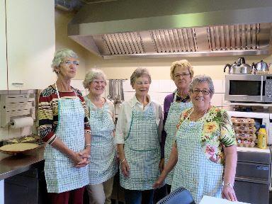 Onze kookgroep bereidt de volgende menu s voor u. Aanmelden kan t/m vrijdag 29 januari. Dinsdag 2 februari 2016 Uiensoep # Hachee Rode kool Gekookte aardappelen Appelmoes.