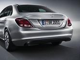 iridiumzilver mat; Mercedes-Benz lauwerkransembleem op de motorkap; 4,6 cm (16 inch) tienspaaks lichtmetalen velgen (R89) of 43,2 cm (17 inch) vijf-dubbelspaaks lichtmetalen velgen (R11), afhankelijk