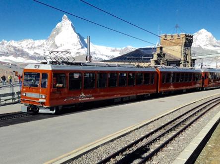 Geniet van het adembenemende uitzicht op de Aletsch-gletsjer, de langste gletsjer in de Alpen. Overnachting in Interlaken.