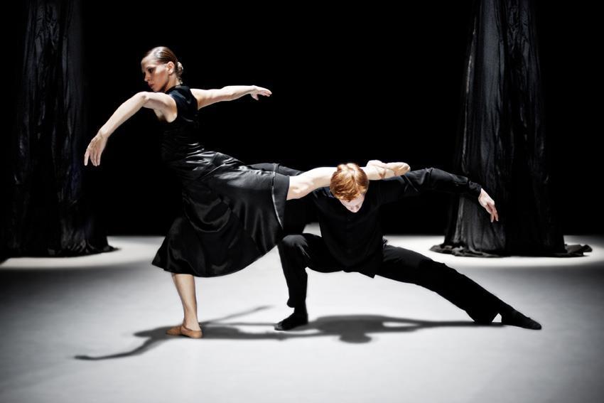 Fragment van de voorstelling Het hoofdstuk bevat verder informatie over één van de twee choreografieën die tijdens de voorstelling gedanst worden.