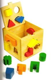 Op de basisplaten kan men met de houten blokken (in rood en natuurkleur) talloze reliëfs en piramides vormen. Door de basisplaten te draaien ontstaan steeds nieuwe manieren om te spelen.