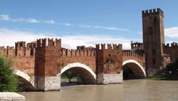 de 16e eeuw. Langs de Adige zien we al snel het de silhouetten van het versterkte kasteel Castelvecchio opdoemen.