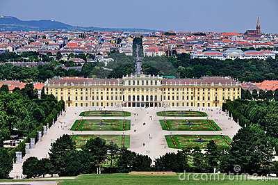 - In Wenen bezoeken we Schloss Schönbrunn. Dit zeer grote paleis van Wenen heeft een lange geschiedenis en wordt gezien als meest belangrijk cultureel monument van Oostenrijk.