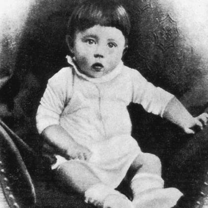 Lezen 1 Lees onderstaande tekst om een beeld te krijgen van de jeugd van Adolf Hitler. Van Braunau naar München Adolf Hitler werd op 20 april 1889 geboren in het Oostenrijkse dorpje Braunau am Inn.