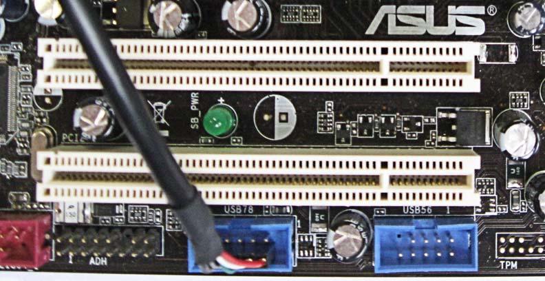 rechts boven op de CIM. Op bovenstaande foto is het kabeltje aangesloten op een (blauwe) USB connector op het moederbord.