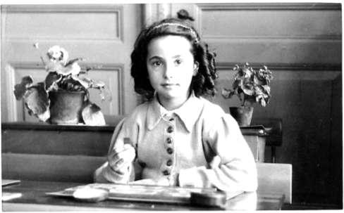 Zie ook op YouTube: Anne Frank, Klokhuis deel 1 en deel 2 Schoolfoto van Marianne Reens, geboren op 9 november 1934.