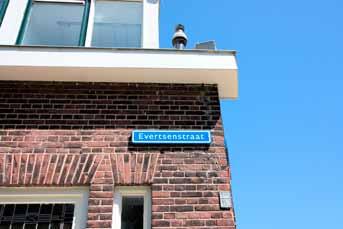 Informatie over de EVERTSENSTRAAT 67 Uitstekend onderhouden tussenwoning, op fraaie locatie in boomrijke straat en aan het Almelose Kanaal en daarachter het park De Wezenlanden, op loopafstand van de