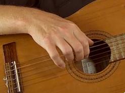 De plaats van je vingers bij het tokkelen Tip: Als je op je gitaar gaat tokkelen, hebben je vingers een belangrijke rol.
