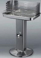 Te ontdekken op trafic-eshop.com 79 99 BBQ MAXALE (1) Tank : stalen ton T=0,8mm met stalen windscherm T=0,8mm. Klom op wagen met 2 wielen. Draad bediening. Zijdelingse tablet van 20cm.