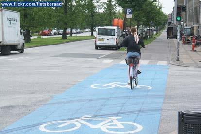 BETTER Uitstekende fietsvoorzieningen o Kopenhagen voert een klassiek fietsbeleid " maar met ongeëvenaard hoog niveau.