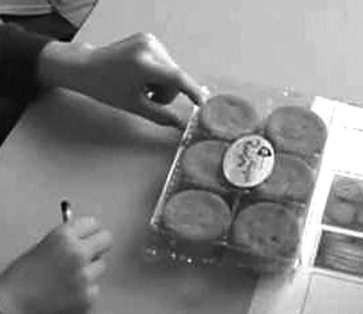 opdracht 2 De leerkracht geeft het kind een pak van dertig koeken verdeeld in 2 3 vakjes (fig.4). De vraag is: Hoeveel koekjes zitten er in dit pak?