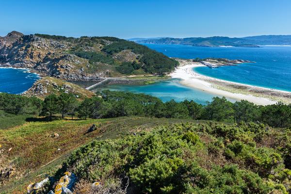 van het schip de vers bereide vis proeven. Bij mooi weer kunt u ook deelnemen aan een excursie naar de Cies-eila in het Islas Atlanticas National Park.