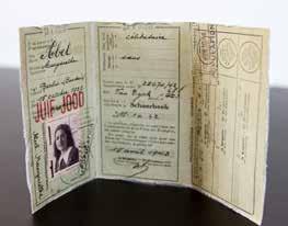 Naam, voornaam, geboorteplaats, geboortedatum, nationaliteit, foto, beroep, burgerlijke staat, staan vermeld. Ook de stempel Jood/Juif staat op het paspoort.