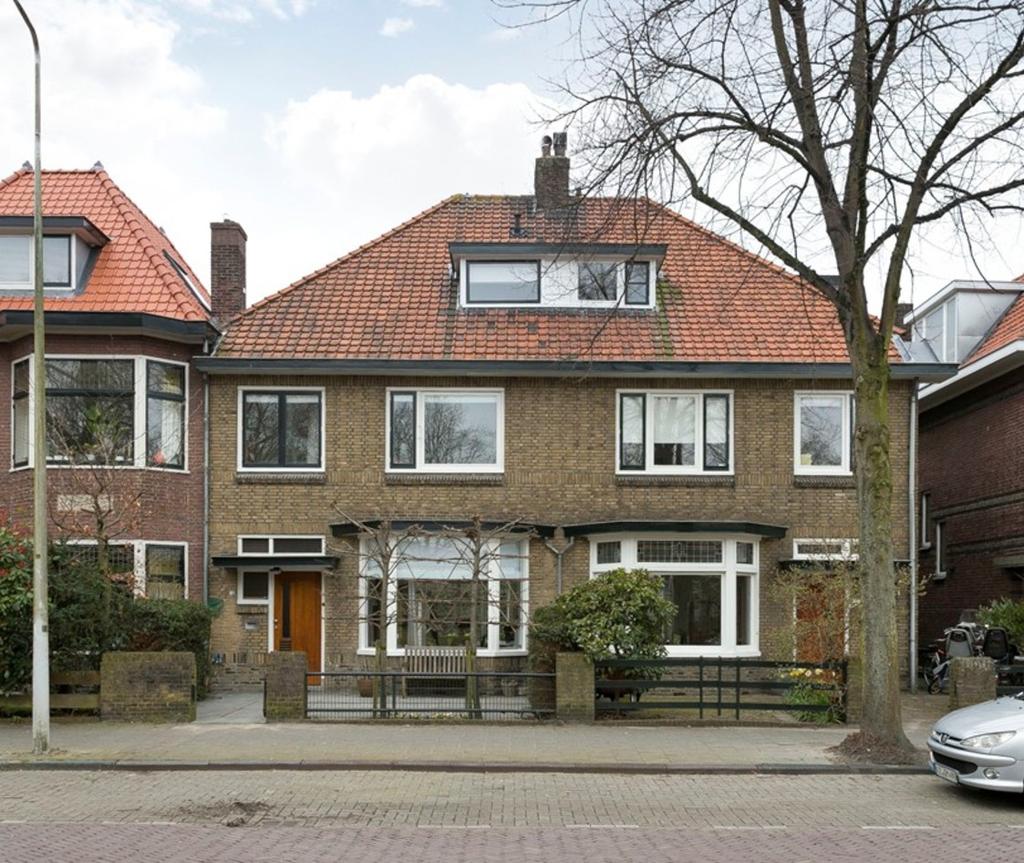 Samen met de eigenaar van de woning hebben wij deze brochure zorgvuldig voor u samengesteld, zodat u zich uitgebreid kunt verdiepen in alle mogelijkheden die de woning biedt. Is er voldoende ruimte?