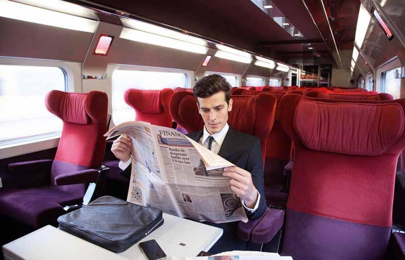 Interview Paul Gregorowitsch M Ontspannen de krant lezen op weg naar de luchthaven. Foto: NS International.