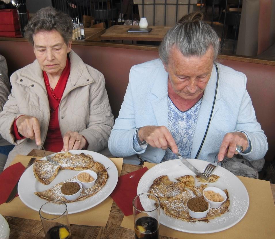 Tussen de werken door hebben we ook tijd voor een babbeltje en in afwachting komt dan de beloning. Het proeven van deze gerechten, alweer geslaagd. Smakelijk!