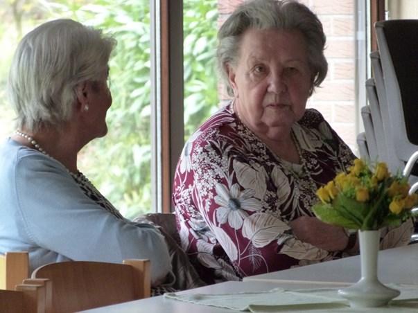 journalist en de fotograaf van de krant; 31 maart Toneelstuk Trap niet in de val Slechts 1 toeschouwer vond de weg naar De Reiger.