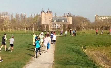 Op dinsdag 4 april stond de zon hoog aan de hemel. Een stralende dag om te beginnen met IRun2BFit!