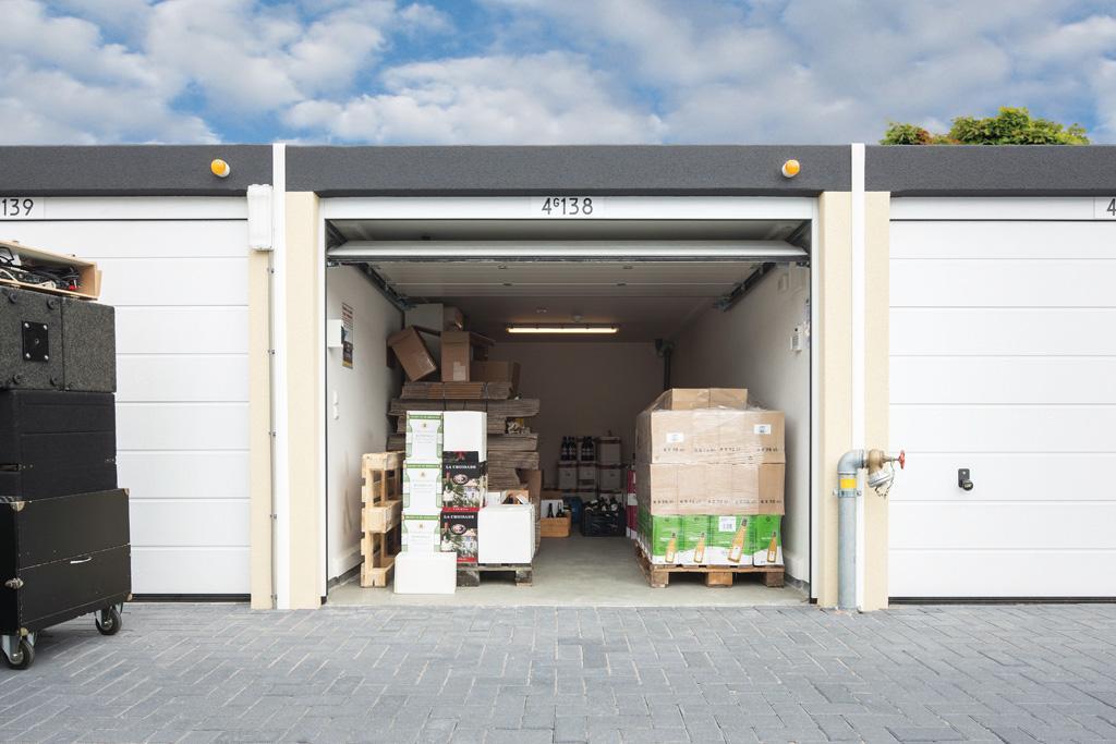 TE KOOP / TE HUUR GARAGEPARK PURMEREND VAN IJSENDIJKSTRAAT 409 1442 LB PURMEREND 46 BEDRIJFSUNITS HOOGWAARDIGE KWALITEIT BEDRIJVENTERREIN DE KOOG T.B.V. GARAGE, OPSLAG OF STALLING DIVERSE MAATVOERINGEN VRAAGPRIJS VANAF 23.