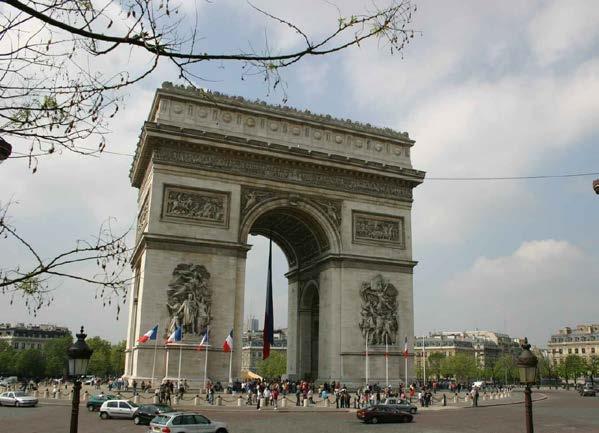 Mogelijkheid tot boottocht op de Seine en tot bezoek aan Tour Montparnasse, met adembenemend uitzicht over Parijs. Bij de driedaagse reis staat ook een uitstap naar Versailles op het programma.