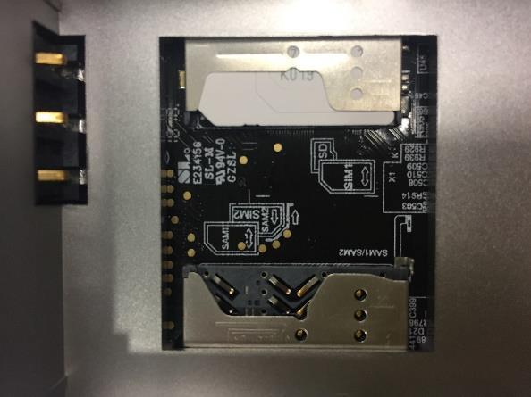 De SIM-kaart volledig in de houder geplaatst. - Plaats nu de batterij en monteer de batterijdeksel.