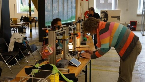Alle soorten makers en bedrijven kunnen hun creaties demonstreren, exposeren, verkopen of een workshop geven. 3D printen, robots maken en besturen, hacken, bouwen en veel meer!