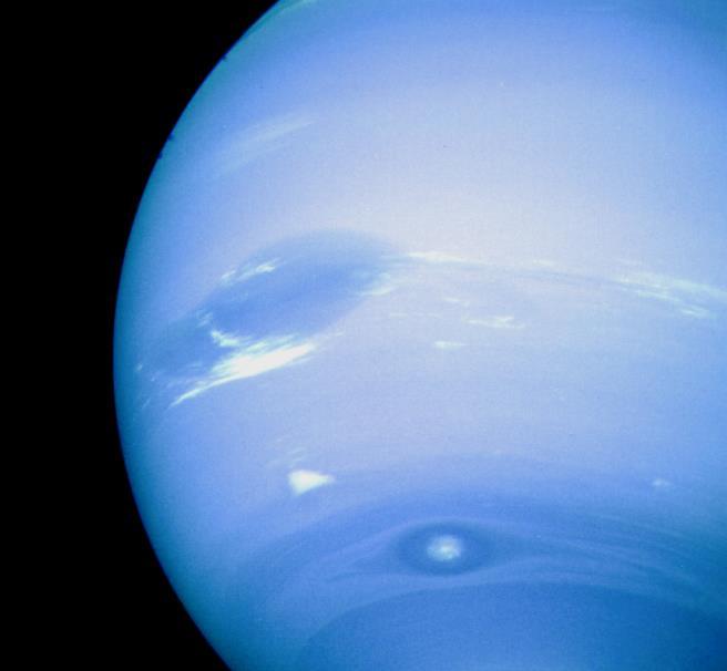 URANUS EN NEPTUNUS Neptunus Ook gordels en zones (blauw/wit); ook sterke equatoriale stroming; ook