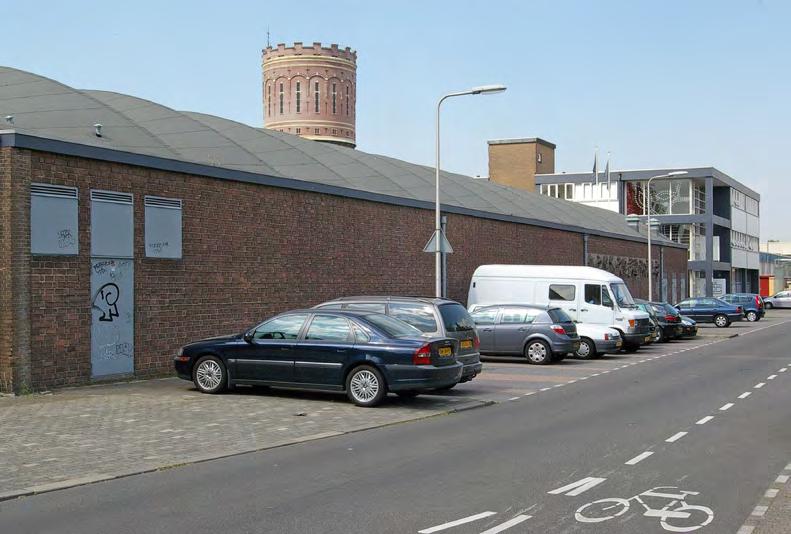 Afb. 85 Gebouw 13. Zicht vanuit het zuidoosten op de lange zijgevel van de productiehal uit 1957 aan de zijde van het Rotsoord.