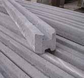 Deze betonpalen van 105 x 105 mm zijn verkrijgbaar in zowel tussenpaal, eindpaal als hoekpaal.