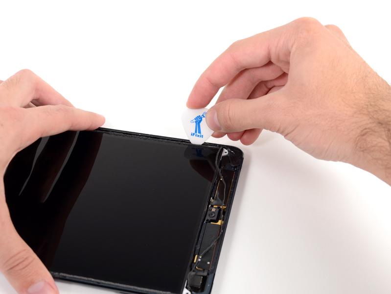 ipad Mini GSM-camera aan de voorkant Vervanging Stap 37 Het LCD-scherm is vastgelijmd aan de metalen